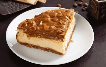 Простий і дуже смачний. Рецепт сирника Снікерс з арахісом і карамеллю