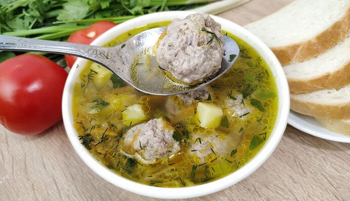 Як варити вершковий суп з фрикадельками і плавленим сиром: простий рецепт