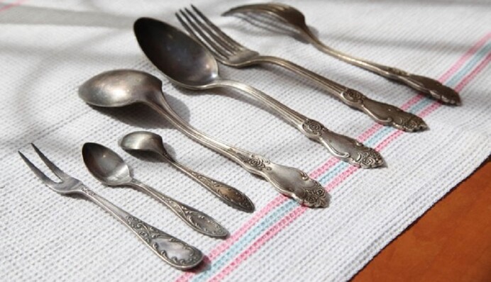 Як швидко почистити брудні ложки та виделки: простий лайфхак