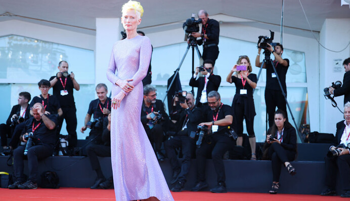 Тильда Суинтон покрасила волосы в честь украинского флага: фото яркой прически