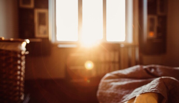 Доступные варианты утепления окон на зиму: чем заклеить рамы от сквозняков и холода