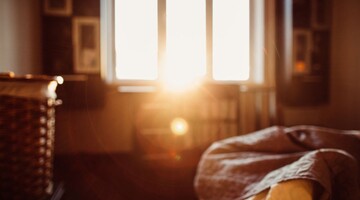 Доступні варіанти утеплення вікон на зиму: чим заклеїти рами від протягів і холоду