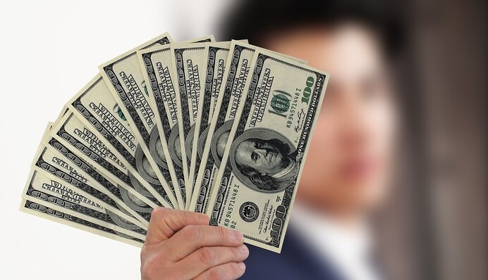 Денег нет, но вы держитесь: в Украине проблемы с наличной валютой