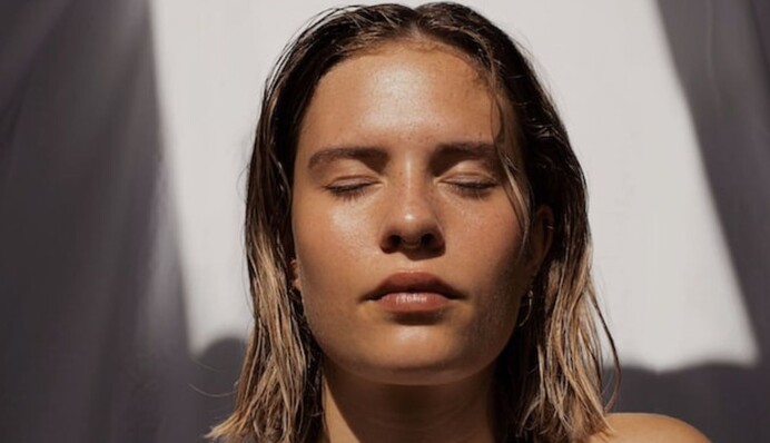 Як швидко висушити мокре волосся, якщо немає фену: прості способи