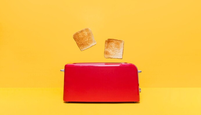 Не можна мити під водою: як правильно чистити тостер від крихт і нагару