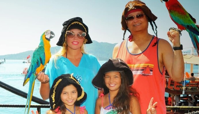 Не поспішайте дорослішати. Камалія привітала доньок з днем народження та показала архівні кадри