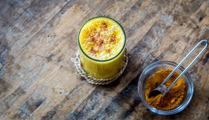 Смачно і корисно в холодну погоду. Рецепт зігріваючого золотого молока з куркумою