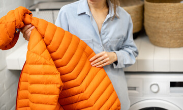 Як випрати пухову куртку в домашніх умовах, щоб не збився пух: поради та лайфхаки