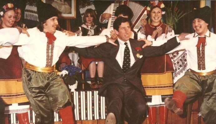 Архивное фото с гопаком принца Чарльза стало хитом: как будущий король танцевал с украинцами