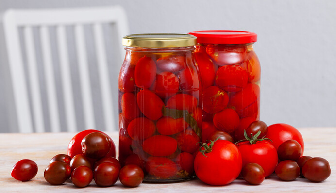Швидко і без стерилізації. Рецепт солодких маринованих помідорів на зиму