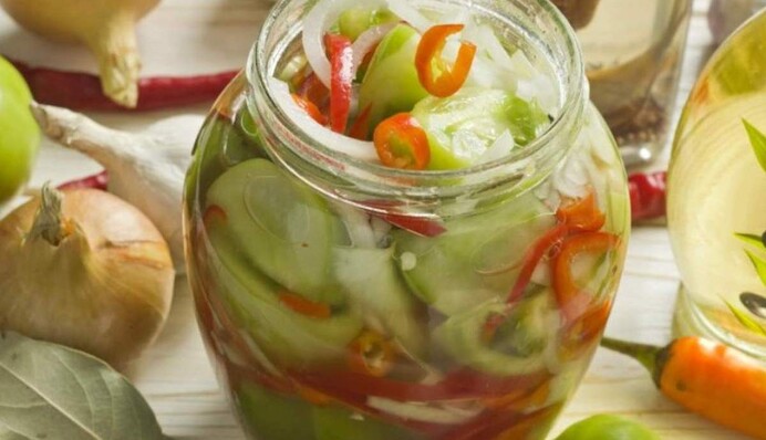 Як закрити на зиму гострі зелені помідори: простий рецепт на 1 літрову банку