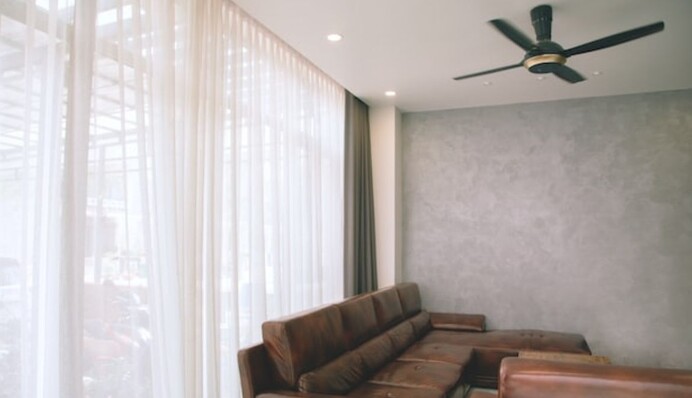 Як почистити натяжну стелю від плям і розводів: прості засоби для матових і глянцевих конструкцій