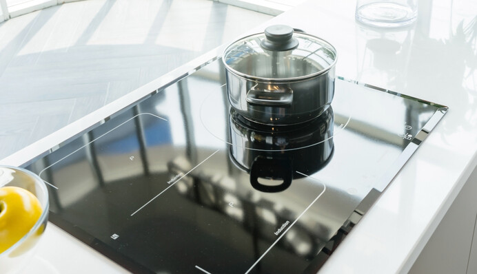 Як швидко почистити індукційну плиту від білого нальоту і нагару: лайфхак з лимоном