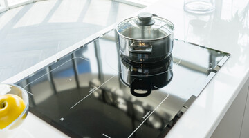 Як швидко почистити індукційну плиту від білого нальоту і нагару: лайфхак з лимоном