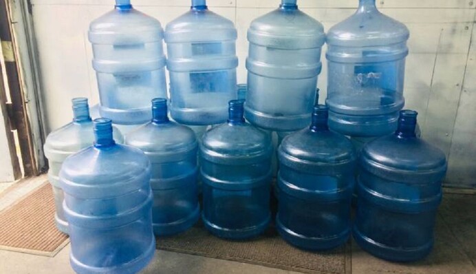 Як прибрати зелений наліт у пластиковому бутлі для води: простий лайфхак із пшоном