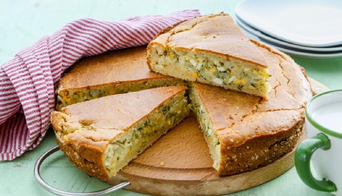 Простий і швидкий у приготуванні. Рецепт заливного пирога з капустою і яйцем