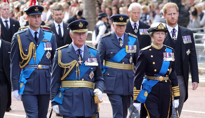 Королевская семья прошла в процессии за гробом Елизаветы ІІ: фото и видео шествия