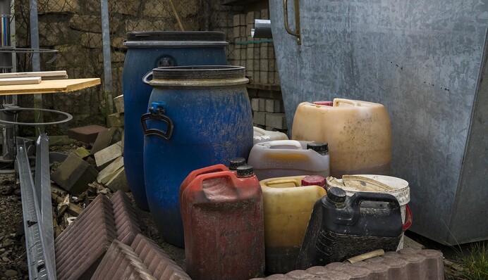 Як відмити пластикову каністру від бруду та цвілі: прості лайфхаки