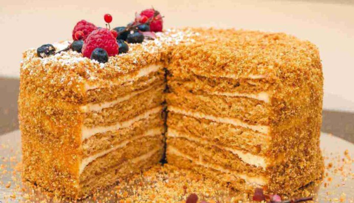 Буде готовий за 30 хвилин. Простий рецепт медовика на сковороді