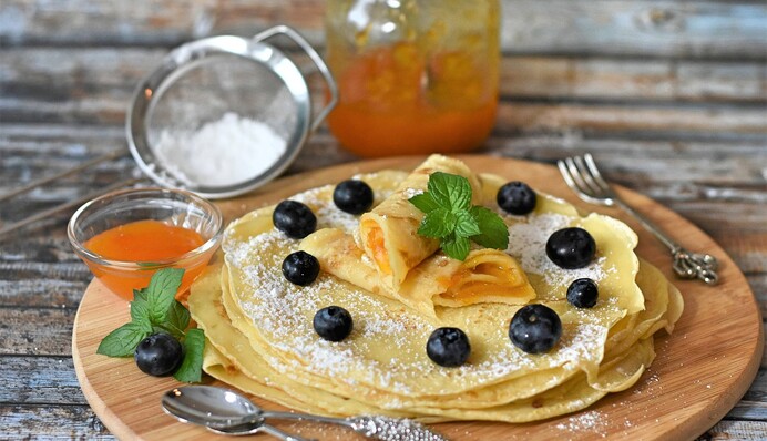 Смачно з будь-якими начинками. Рецепт млинців на кефірі з окропом
