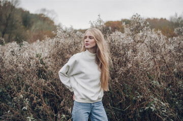 Как выглядят самые модные свитера 2022 года: 6 трендов на холодную погоду