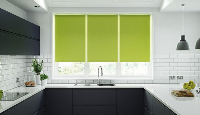 Як почистити тканинні ролети від пилу і плям, не знімаючи їх з вікна