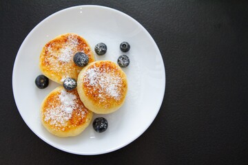 Как готовить вкусные сырники без яиц с бананом: простой рецепт