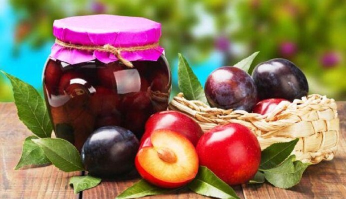 Як закрити на зиму сливи у власному соку: простий рецепт з цукром