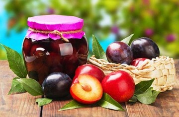 Как закрыть на зиму сливы в собственном соку: простой рецепт с сахаром