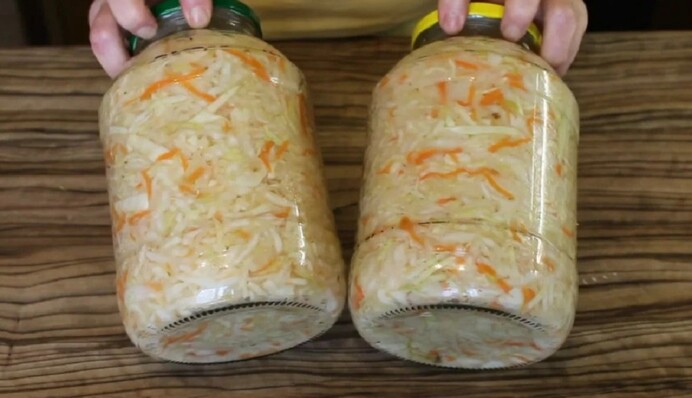 Не перекисне до зими. Рецепт хрумкої квашеної капусти в банках