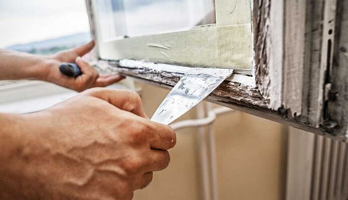 Хорошо прилипает к стеклу и оконным рамам. Рецепт простой замазки для окон своими руками