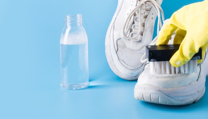 Как скрыть царапины и заломы на белых кроссовках: 9 лайфхаков, которые стоит знать
