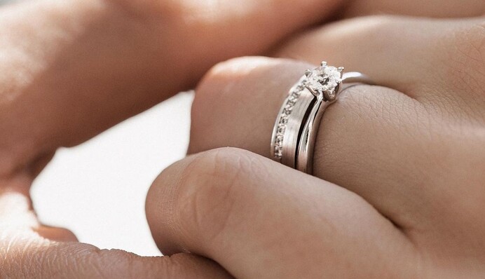 Як носити заручальну каблучку з обручкою: традиції та сучасні ідеї