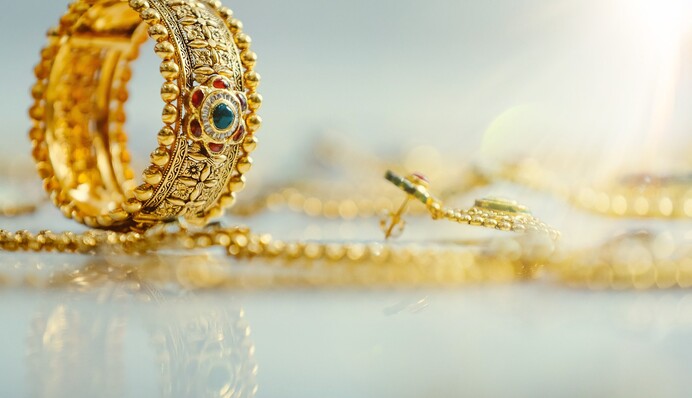 Чим почистити прикраси з медичного золота, які потемніли: 4 простих лайфхаки