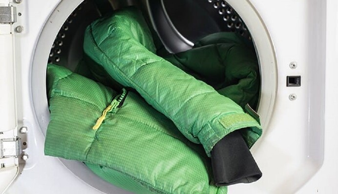 Що робити, якщо після прання пуховика наповнювач збився в грудки: поради та лайфхаки