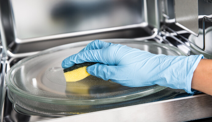 Як почистити мікрохвильову піч оцтом: простий спосіб, який завжди виручить