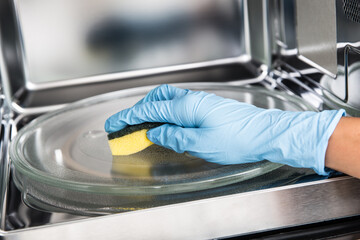 Як почистити мікрохвильову піч оцтом: простий спосіб, який завжди виручить