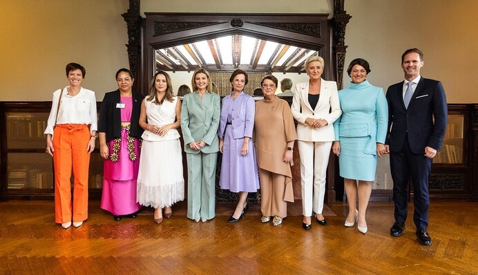 Олена Зеленська у м'ятному костюмі провела Саміт перших леді і джентльменів: фото зустрічі