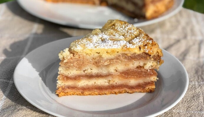 Коли набридла шарлотка. Рецепт смачного насипного пирога з яблуками