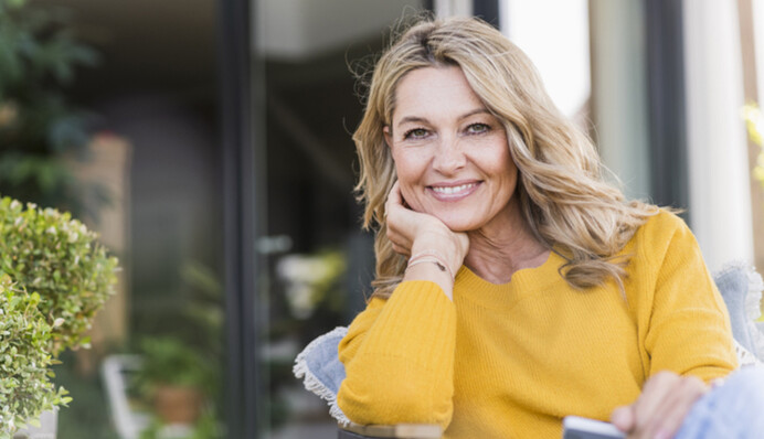 Які кольори найбільше пасують блондинкам: топ-8 вдалих відтінків одягу