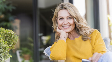 Які кольори найбільше пасують блондинкам: топ-8 вдалих відтінків одягу