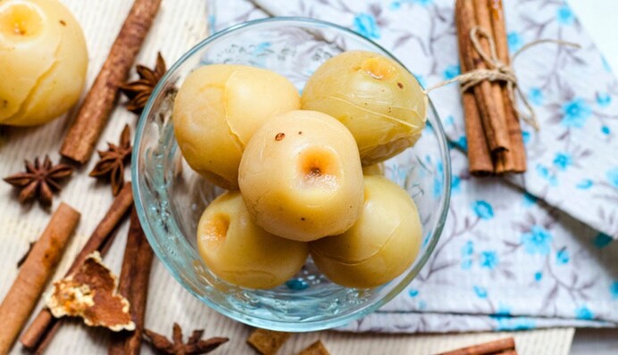 Як правильно квасити яблука в банках: простий рецепт та поради