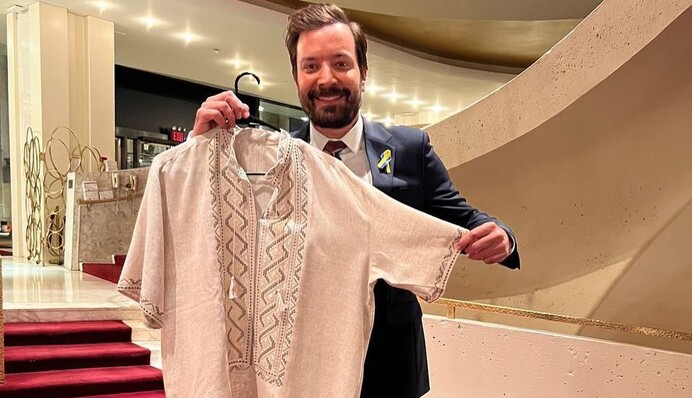 Думал шире в плечах: Андрей Бедняков подарил Джимми Фэллону вышиванку, но промахнулся с размером