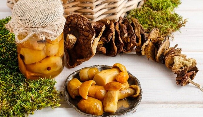 Как вкусно приготовить маринованные маслята на зиму: простой рецепт