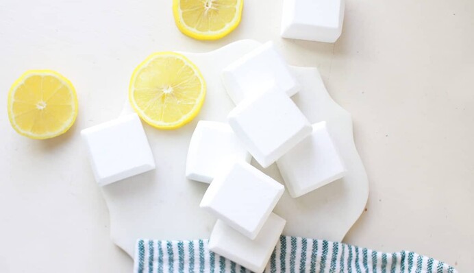 Як зробити простий засіб для чищення унітазу, який впорається з брудом і запахом