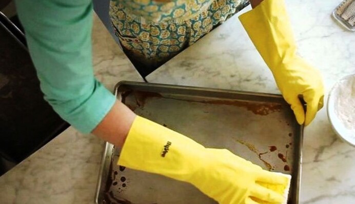 Как почистить пригорелый противень с помощью двух копеечных средств