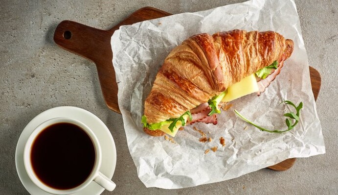 Як приготувати круасани з листкового дріжджового тіста: найпростіший рецепт