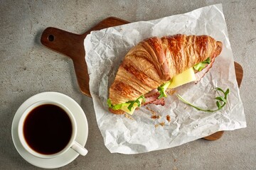 Як приготувати круасани з листкового дріжджового тіста: найпростіший рецепт