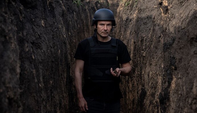 На фоне воронок и взрывов: Вакарчук записал красноречивое видео из фронтового Бахмута