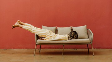 Чому зранку не варто ставити більше одного будильника: пояснення психолога